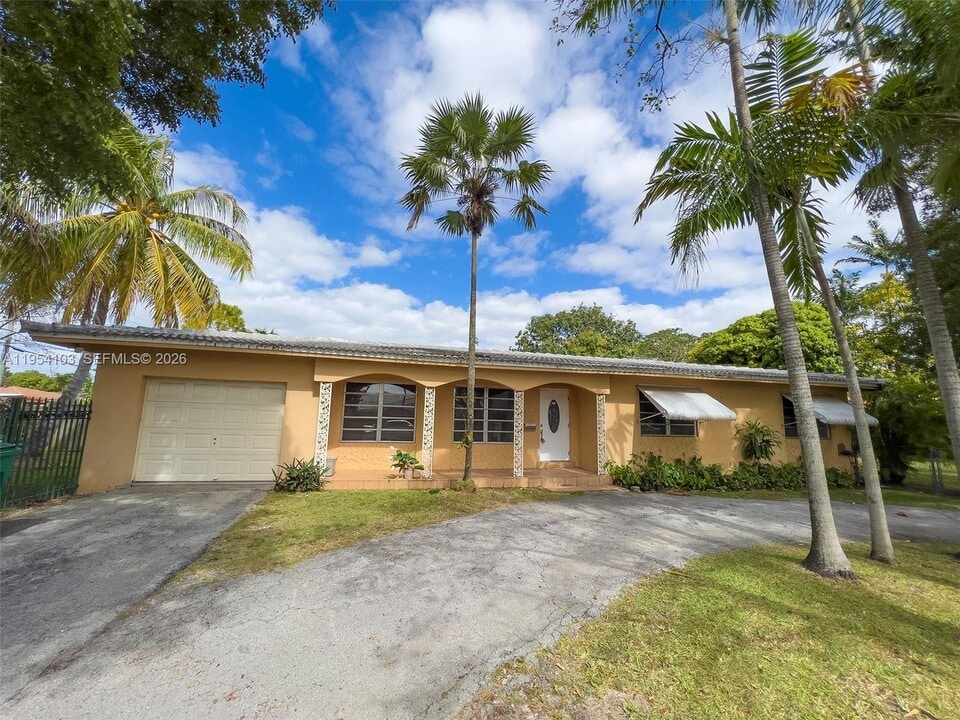 6295 SW 33rd St in Miami, FL - Building Photo