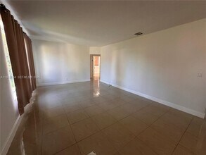 150 NE 170th St in North Miami Beach, FL - Building Photo - Building Photo