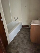 1568 Mineral Spring Rd, Unit 2F in Reading, PA - Foto de edificio - Building Photo