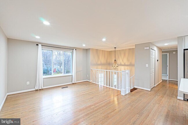 9705 Locust Hill Dr in Great Falls, VA - Building Photo - Building Photo