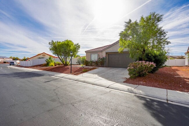 505 Regal Robin Way in North Las Vegas, NV - Building Photo - Building Photo