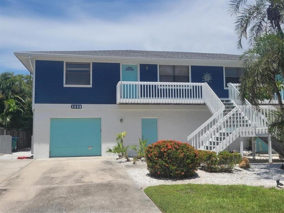 306 63rd St in Holmes Beach, FL - Building Photo