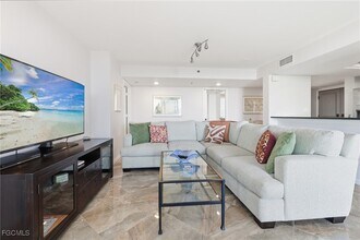 6585 Nicholas Blvd in Naples, FL - Building Photo - Building Photo