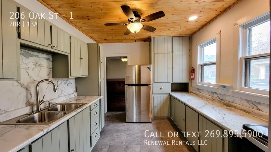 206 Oak St-Unit -1 in Dowagiac, MI - Building Photo