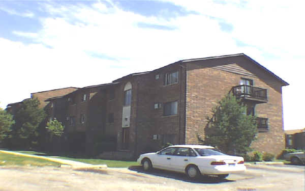 Baldwin Greens Apartments in Palatine, IL - Building Photo - Building Photo