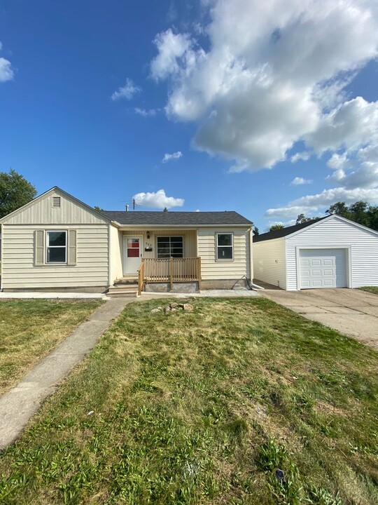 702 E 20th St S in Newton, IA - Building Photo