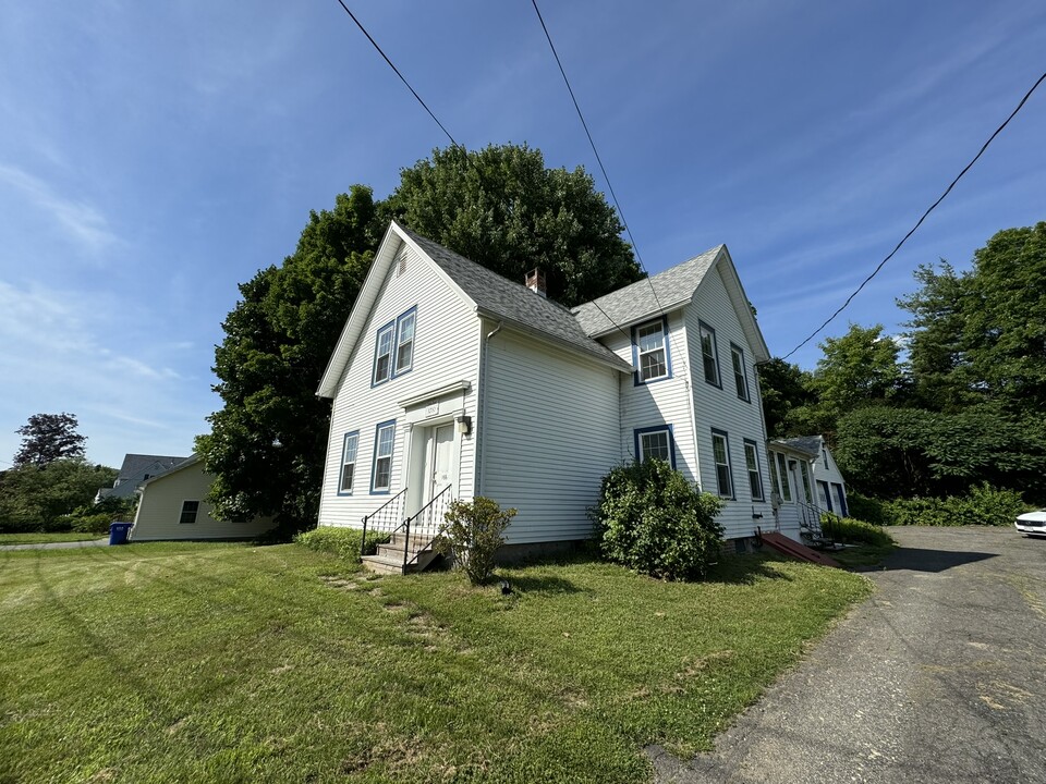 166 Old Amherst Rd in Sunderland, MA - Foto de edificio