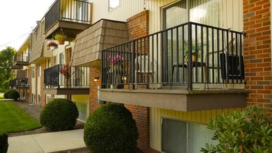 Cedar Ridge Apartments in Monroeville, PA - Building Photo - Building Photo