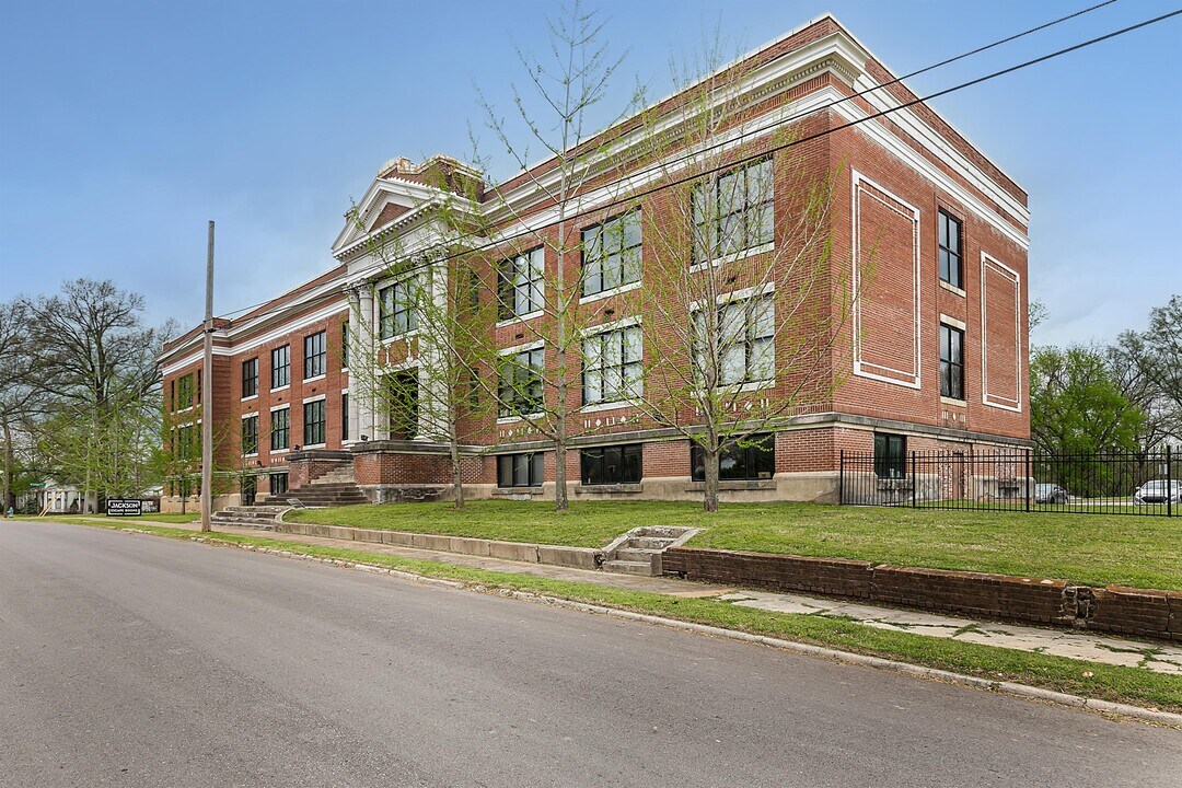 217 E Deaderick St in Jackson, TN - Building Photo