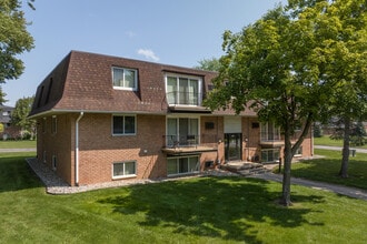 Clairemont Village Apartments and Townhomes in Saginaw, MI - Foto de edificio - Building Photo