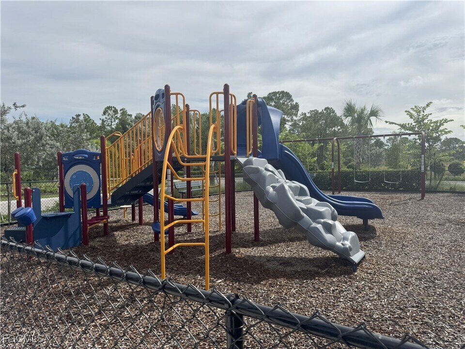 1023 Caloosa Breeze Dr in La Belle, FL - Building Photo