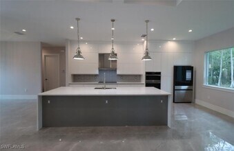 2461 Golden Gate Blvd E in Naples, FL - Foto de edificio - Building Photo