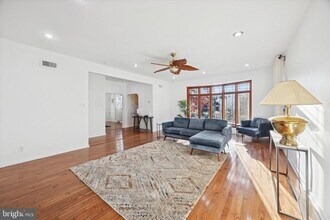 7033 Sherwood Rd in Philadelphia, PA - Building Photo - Building Photo