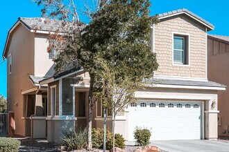 5836 Sierra Cliff St in North Las Vegas, NV - Foto de edificio - Building Photo