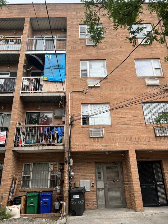 5505 98th St in Corona, NY - Building Photo