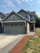 2200 Greenview Cir in Lynden, WA - Building Photo