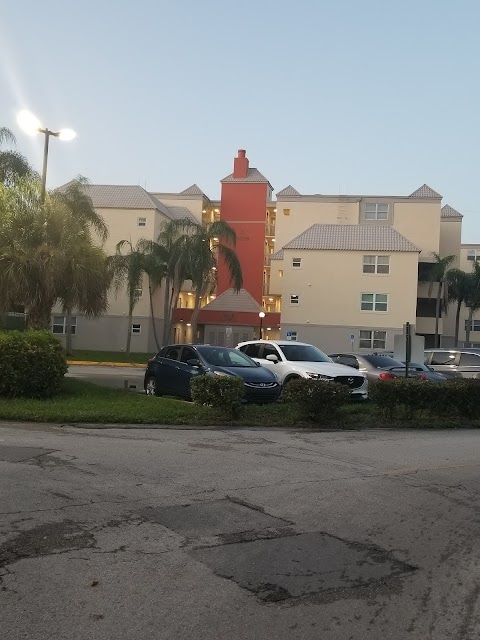 8290 Lake Dr, Unit 115 in Doral, FL - Building Photo - Building Photo