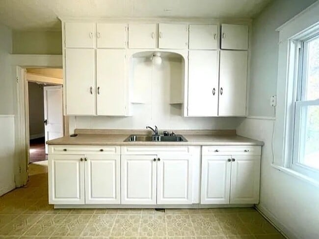 property at 712 W 26th St