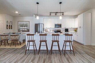 Residence at Gateway Village in Denison, TX - Foto de edificio - Building Photo