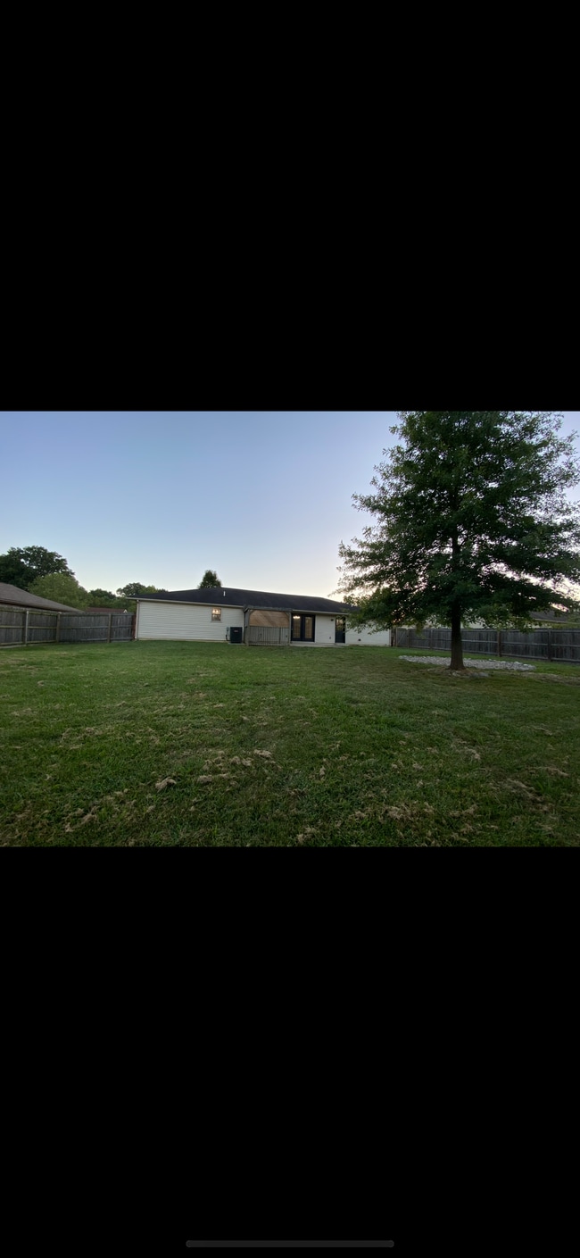 2214 Morning Glory Dr in Sellersburg, IN - Foto de edificio - Building Photo