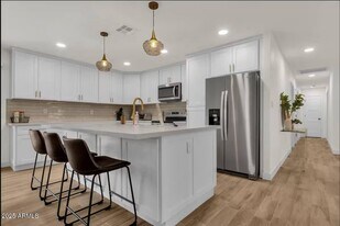 2452 E Manhatton Dr in Tempe, AZ - Building Photo