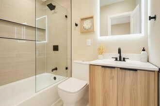 1399 NE 38th St in Oakland Park, FL - Foto de edificio - Building Photo