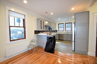 44 Gerrish St, Unit 1 in Boston, MA - Foto de edificio - Building Photo