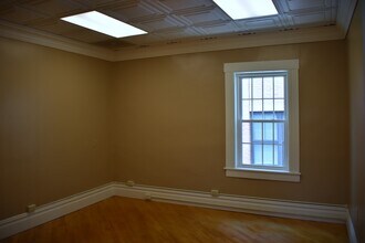 270 Pleasant St, Unit 2nd floor in Northampton, MA - Foto de edificio - Building Photo