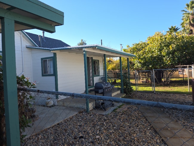 115 8th St in Ramona, CA - Foto de edificio - Building Photo