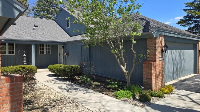 2112 Quincy Ct in Mequon, WI - Building Photo - Building Photo