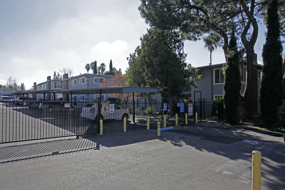 Royal Oaks Garden Apartments in Sacramento, CA - Building Photo