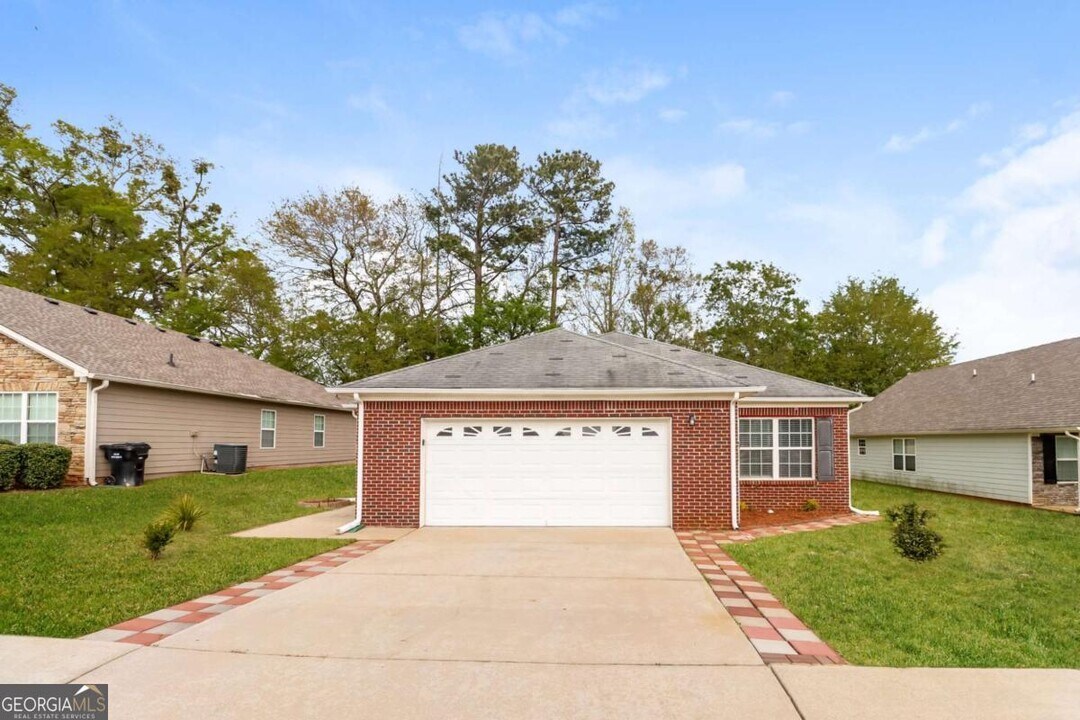 10944 Big Sky Dr in Hampton, GA - Building Photo