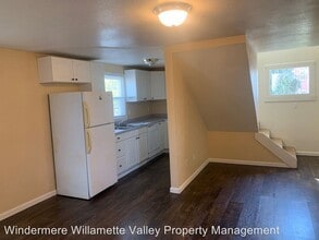 324 SW Calapooia St in Albany, OR - Foto de edificio - Building Photo