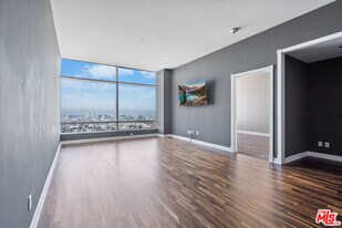 900 W Olympic Blvd in Los Angeles, CA - Building Photo