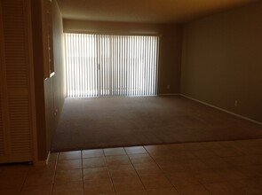 25715 Hogan Dr, Unit B11 in Santa Clarita, CA - Foto de edificio - Building Photo