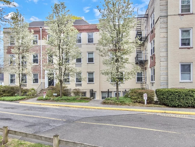 100 Woodside Grn, Unit 2A in Stamford, CT - Building Photo - Building Photo