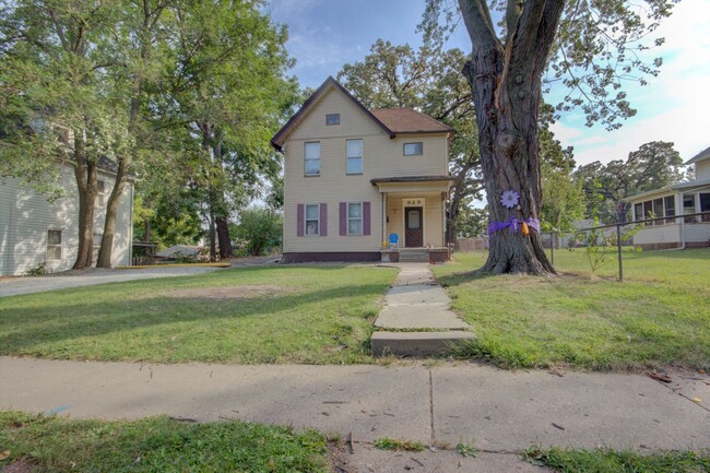 property at 929 E 15th St