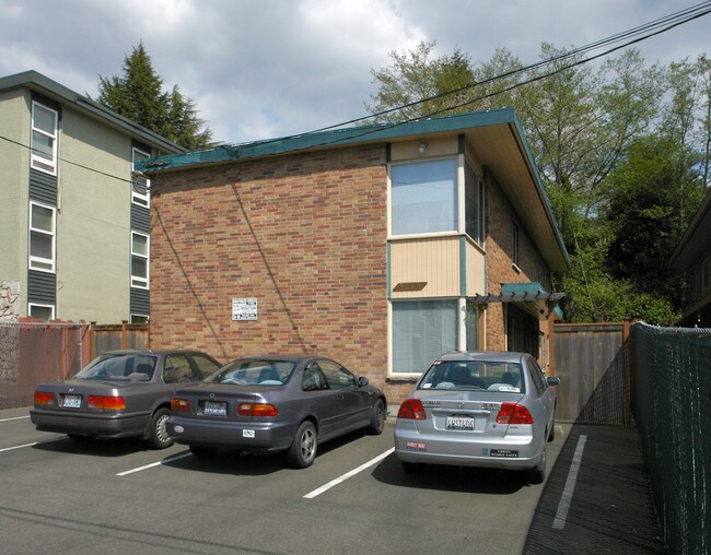 9046 Greenwood Ave in Seattle, WA - Foto de edificio - Building Photo