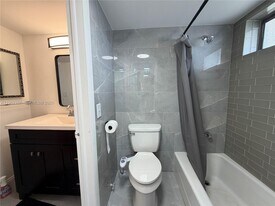 6020 NW 64th Ave in Tamarac, FL - Building Photo