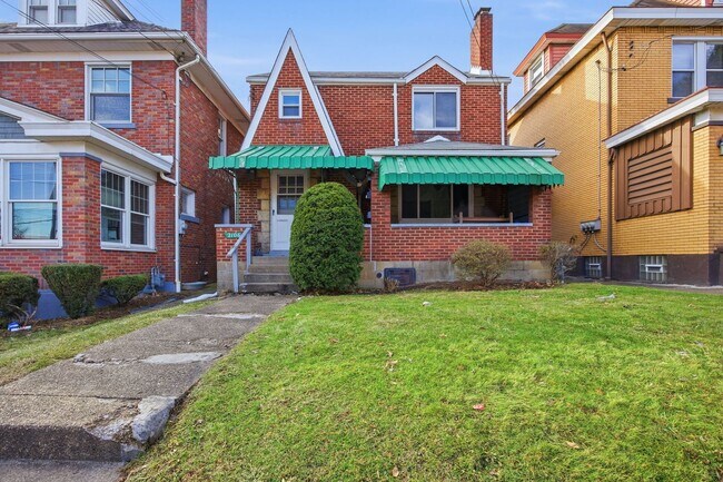 2106 West St in Munhall, PA - Building Photo - Building Photo