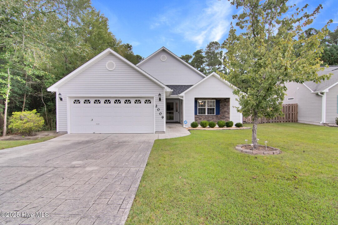 2009 W T Whitehead Dr in Jacksonville, NC - Foto de edificio