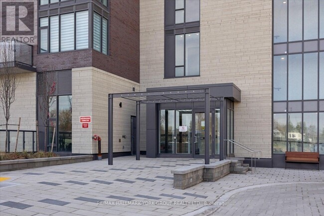 705 Davis Dr in Newmarket, ON - Building Photo - Building Photo