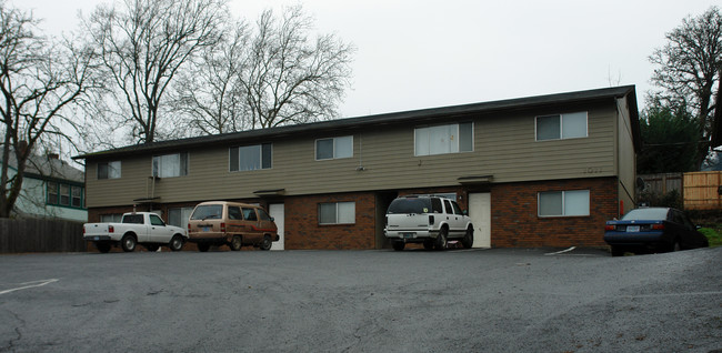 1011-1023 SE Cobb St in Roseburg, OR - Building Photo - Building Photo