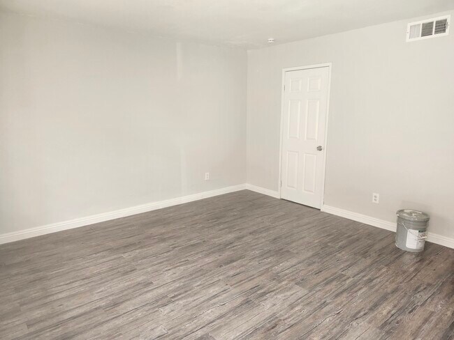 3437 E Cheyenne Ave, Unit B in North Las Vegas, NV - Building Photo - Building Photo