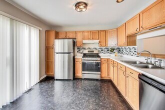 985 Manchester Cir in Grayslake, IL - Building Photo - Building Photo
