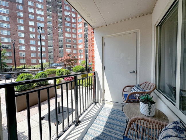 52 Forest St in Stamford, CT - Foto de edificio - Building Photo