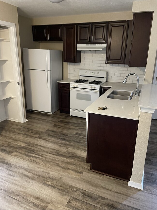 501 Algerita Dr, Unit B