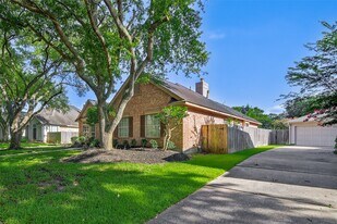 6415 Adobe Trails Dr in Sugar Land, TX - Building Photo