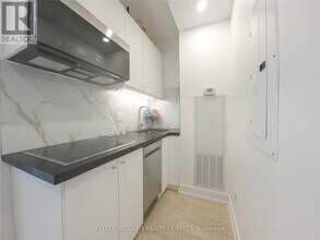 7-607 Grenville St in Toronto, ON - Building Photo - Building Photo