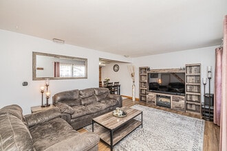 1305 Kingsbury Dr in Hanover Park, IL - Building Photo - Building Photo